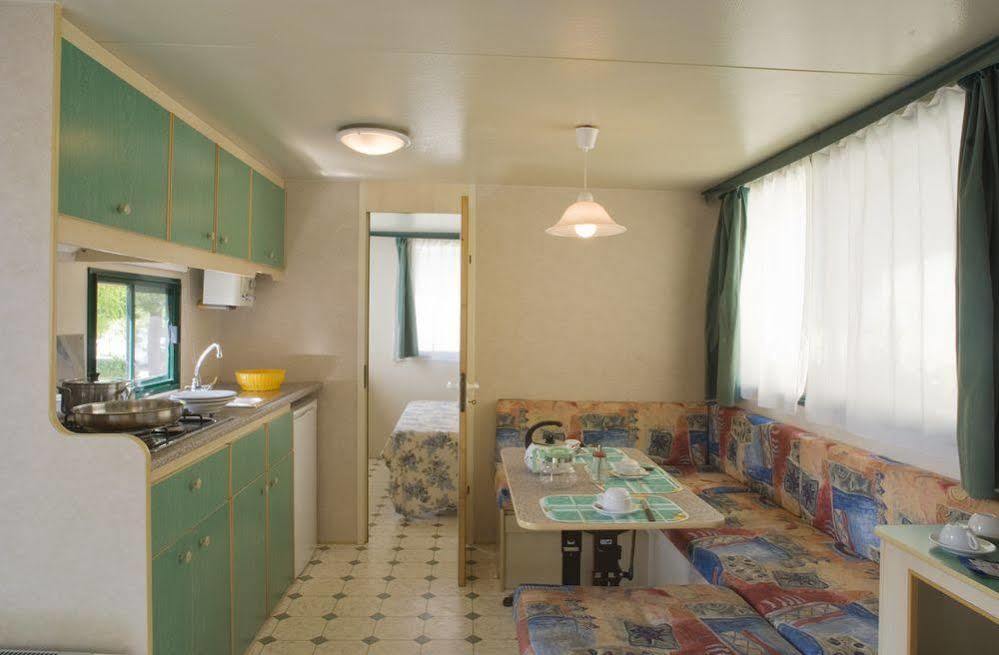 Happy Camp Mobile Homes In Camping Cisano San Vito Bardolino Bagian luar foto